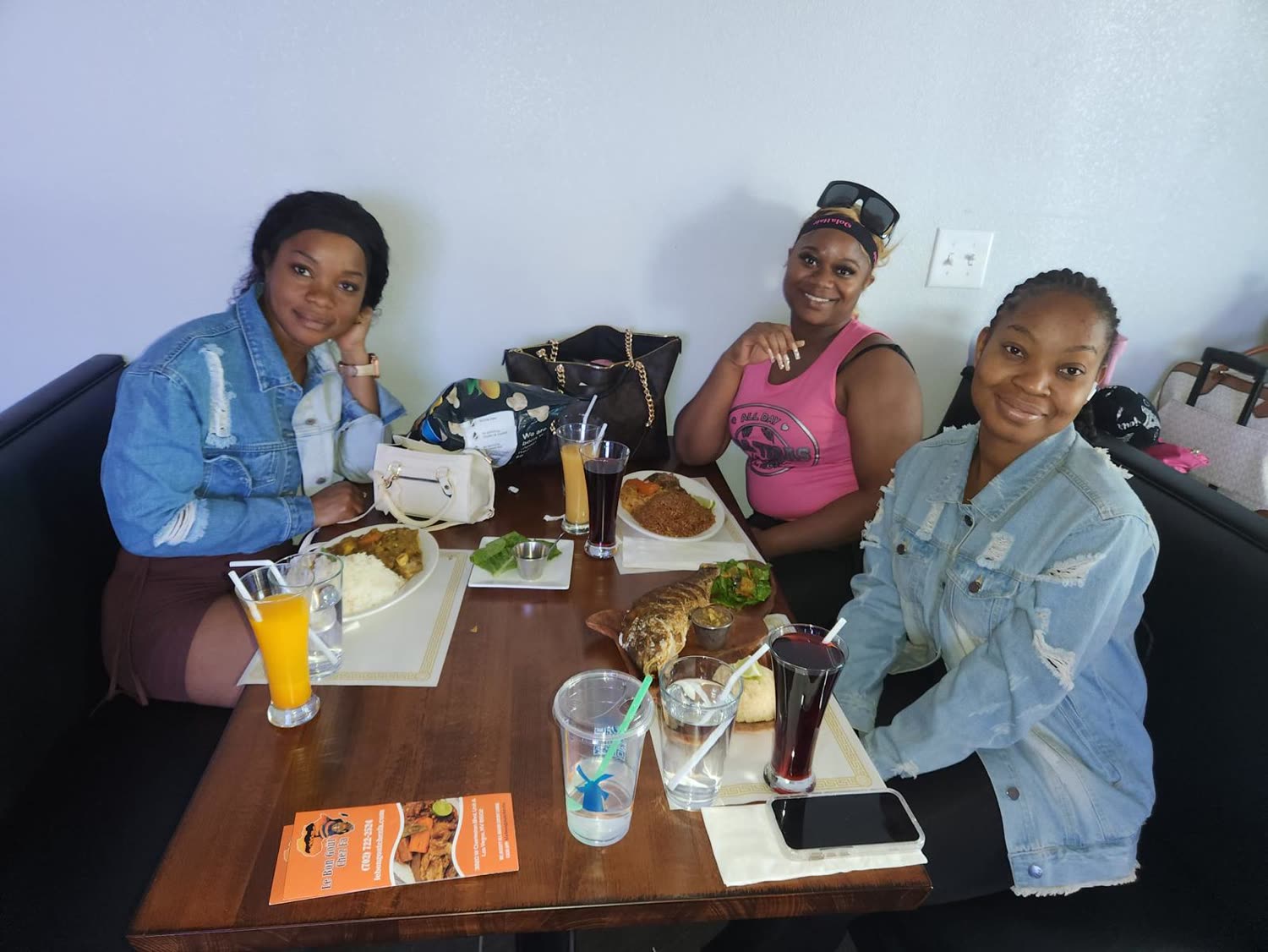 Guests sharing a meal at Le Bon Goût Chez Fa
